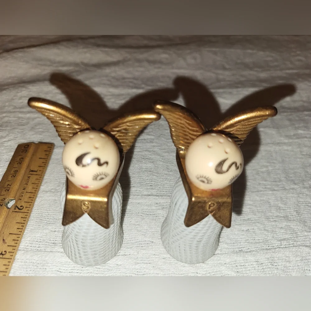 Vintage Angel salt and pepper shaker. - Picture 5 of 14